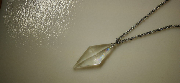 Pure dream ～ Crystal pyramid ～ 一見するとクリアーの単色のようにも見えます。 ラフォルム ガラスジュエリー ガラスアクセサリー