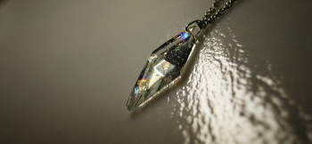 Pure dream ～ Crystal pyramid ～ 見る角度や光の当たり方で様々な表情を魅せてくれます。 ラフォルム ガラスジュエリー ガラスアクセサリー