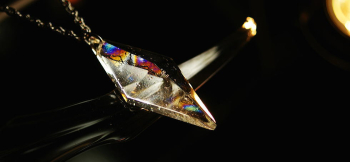 Pure dream ～ Crystal pyramid ～ 美しいピラミッドのような五面体ペンダント。 ラフォルム ガラスジュエリー ガラスアクセサリー