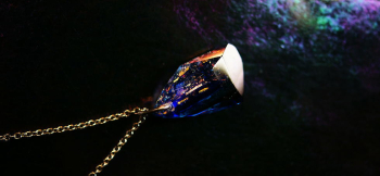 Meteorite ～ 宇宙からの贈り物 ～ ぜひ実際にお手にとって、様々な角度からご覧ください。 ラフォルム ガラスジュエリー ガラスアクセサリー