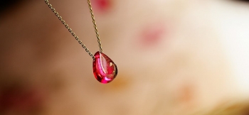 ラフォルム ガラスジュエリー ガラスアクセサリー ROSE TEAR 可愛らしい赤系ピンクの薔薇はとても魅力的です。そんな可愛らしく素敵な薔薇からひとしずくの涙がこぼれました。そんなイメージの可愛らしいペンダントです。胸元に優しく揺れるペンダントは…