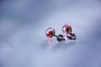 バラのつぼみ MINI キャッチ式ピアス金具。 ラフォルム ガラスジュエリー ガラスアクセサリー