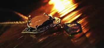 ラフォルム ガラスジュエリー ガラスアクセサリー Illusional crest ～ 幻影の紋章 ～ 「月の力を預かるという幻の貴族の紋章には、同じく幻を表す青薔薇と、月と翼があしらわれている。夜にはその月は三日月の弓となり、夜の静寂を乱すものを…