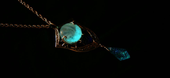 Illusional crest ～ 幻影の紋章 ～ 幻想的な蓄光の輝き。円形部分は三日月形に光ります。 ラフォルム ガラスジュエリー ガラスアクセサリー