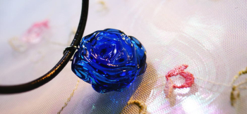 魅惑のBLUE ROSE 光の当たり方で色合いが微妙に変化します。 ラフォルム ガラスジュエリー ガラスアクセサリー