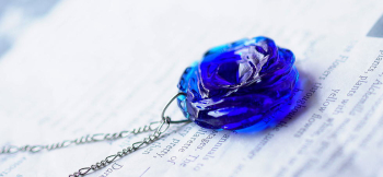 魅惑のBLUE ROSE ~ 貴婦人 ~ 花びら1枚1枚を彫刻により表現。 ラフォルム ガラスジュエリー ガラスアクセサリー