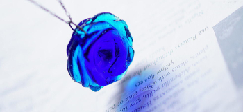 魅惑のBLUE ROSE ~ 貴婦人 ~ 青の色合いの美しいコントラスト。 ラフォルム ガラスジュエリー ガラスアクセサリー