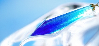 ラフォルム ガラスジュエリー ガラスアクセサリー Endless blue crystal 上下にシェイプされた、美しくスタイリッシュな水晶のような六角錐フォルムのオリジナルペンダント。内部にはブルーの濃淡のグラデーションの色合いと神秘的なブルーの…