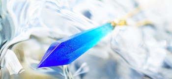 Endless blue crystal シャープな造形と美しいグラデーション。 ラフォルム ガラスジュエリー ガラスアクセサリー