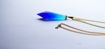 Endless blue crystal ゴールド色の金具パーツ。 ラフォルム ガラスジュエリー ガラスアクセサリー
