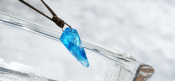 ICE FANG ～ 氷の妖精 ～ 透明感のあるターコイズブルーの色合いです。 ラフォルム ガラスジュエリー ガラスアクセサリー