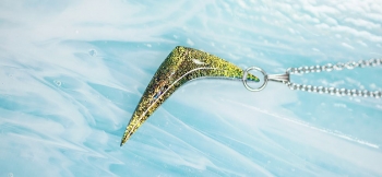 ラフォルム ガラスジュエリー ガラスアクセサリー Dichroic Boomerang シャープなブーメランのような印象的なフォルム。ブラックをベースに、見る角度や光の当たり方で表情が変化する美しい「ダイクロ偏光ガラス」とラメの煌き。世界にひとつの…