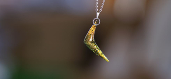 Dichroic Boomerang ブーメランのような細身のスタイリッシュなフォルムです。 ラフォルム ガラスジュエリー ガラスアクセサリー