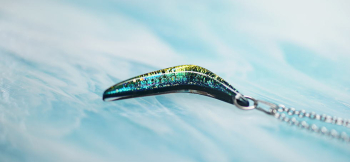 Dichroic Boomerang 内部のラメと「ダイクロ偏光ガラス」の美しい煌き。 ラフォルム ガラスジュエリー ガラスアクセサリー
