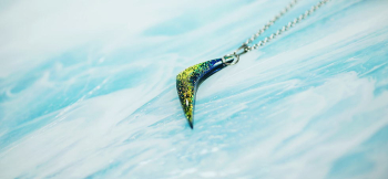 Dichroic Boomerang シンプルで美しい逸品。 ラフォルム ガラスジュエリー ガラスアクセサリー