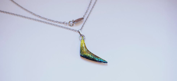 Dichroic Boomerang ステンレスチェーン付き。 ラフォルム ガラスジュエリー ガラスアクセサリー