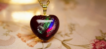ラフォルム ガラスジュエリー ガラスアクセサリー Forever in my heart ～ 流星の虹 ～ 魅力的なレッドがベースカラー。表裏ふっくらとした立体的なメモリアルハートペンダント。その表面内部には大変美しくまばゆい煌きのダイクロ偏光ガラ…