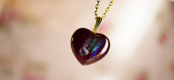 Forever in my heart ～ 流星の虹 ～ 流星のような煌きが、寝そべっているわんちゃんのシルエットに降り注ぎます。 ラフォルム ガラスジュエリー ガラスアクセサリー