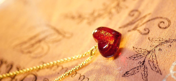 Forever in my heart ～ こころ ～ 魅力的なレッドにラメが美しく煌きます。 ラフォルム ガラスジュエリー ガラスアクセサリー