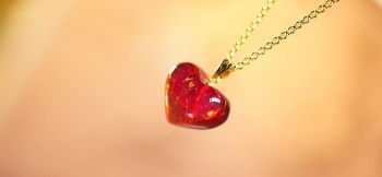 ラフォルム ガラスジュエリー ガラスアクセサリー Forever in my heart ～ こころ ～ ふっくらした小振りのハート型フォルムが可愛らしい魅力的なメモリアルペンダントです。レッドをベースに表裏に丸みを持たせた立体的な優しいイメージの…