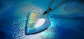 ラフォルム ガラスジュエリー ガラスアクセサリー Opalescent emblem 存在感のあるサイズと、オパールのような淡く神秘的な煌きを閉じ込めた、世界にひとつのエンブレムタイプペンダントが完成いたしました。半透明ホワイトをベースカラーに、オ…