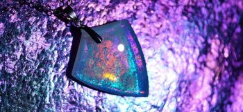 Opalescent emblem 内部にはダイクロ偏光ガラスとラメの煌き。 ラフォルム ガラスジュエリー ガラスアクセサリー