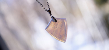 Opalescent emblem 光の透過・反射など様々な表情をお楽しみいただけます。 ラフォルム ガラスジュエリー ガラスアクセサリー
