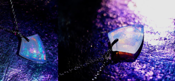 Opalescent emblem ホワイトオパールのように美しく、存在感のあるペンダントです。 ラフォルム ガラスジュエリー ガラスアクセサリー