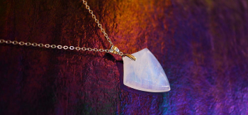 Opalescent emblem お手にとってぜひ様々な表情をご堪能ください。 ラフォルム ガラスジュエリー ガラスアクセサリー