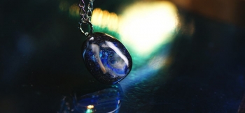 ラフォルム ガラスジュエリー ガラスアクセサリー Galaxy ～ Mystic drop ～ 神秘的な大宇宙に広がる美しい銀河は、不思議な光を放ちながら様々な様相で存在しています。そんな不思議で神秘的な銀河を小さなしずくに表現しました。
ふっく…