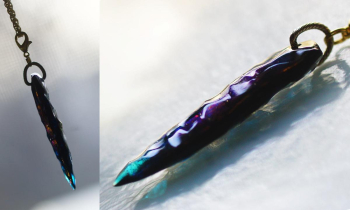 星空を宿すArrowhead 光の反射が美しい矢じり型ペンダント。透明感のあるアクアマリンブルーと、煌めくアイスロックカットが組み合わさり、どの角度から見ても魅力的です。ゴールド色のチェーンとの相性… ラフォルム ガラスジュエリー ガラスアクセサリー