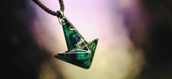 Arrow mystic cosmic 矢のような立体的なフォルムの内部には美しいアクアマリンの宇宙が広がります。 ラフォルム ガラスジュエリー ガラスアクセサリー