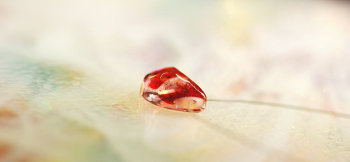 Luminous red rock アイスロックカットをほどこしています。 ラフォルム ガラスジュエリー ガラスアクセサリー