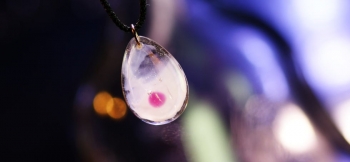 ラフォルム ガラスジュエリー ガラスアクセサリー 雪の花びら 半透明のホワイトに可愛らしいピンクの丸いワンポイントを施しました。冬の風景にとてもマッチした可愛らしい作品です。全体をクリアーで包み込み、美しいラメをポイントで施しました。シンプルなフォ…