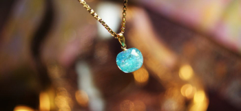 幸せの記憶 ～ Blue fruit ～ どこか、かわいらしい青リンゴのようにも見えます。 ラフォルム ガラスジュエリー ガラスアクセサリー