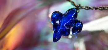 ラフォルム ガラスジュエリー ガラスアクセサリー Crest of lily ～ ユリの紋章 ～ 美しい青い空の下、西洋のユリの紋章が胸元に煌きます。アメリカンガラスの美しいブルー系を使用してマーブルデザインを施しました。クールに身に着けてください。