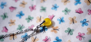 ラフォルム ガラスジュエリー ガラスアクセサリー Mini drop 小ぶりサイズのとても可愛らしいドロップタイプフォルムのメモリアルペンダントが完成いたしました。ビタミンカラーのレモンのようなイエローが素敵です。ぜひこれからも末永く大切な存在を身…