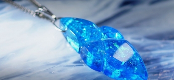 ラフォルム ガラスジュエリー ガラスアクセサリー Healing blue flame ～ 癒しの青い炎 ～ 雪解けの氷にそそぐ澄んだ水のような透明感のある癒しの青い色。その色を閉じ込めた素敵なオリジナルペンダントが完成いたしました。切子風のカット…