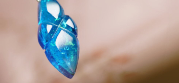 Healing blue flame ～ 癒しの青い炎 ～ 内部の煌きと、切子風のカットを施したトップにより存在感を放ちます。 ラフォルム ガラスジュエリー ガラスアクセサリー