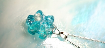 ラフォルム ガラスジュエリー ガラスアクセサリー Crystal snow flower ～ 神秘なる雪原の花 ～ 繊細な雪の結晶をモチーフに、アクアブルーの神秘的な色合いをベースにした美しいオリジナルペンダントが完成いたしました。内部には粉雪のよ…