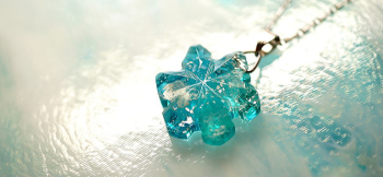 Crystal snow flower ～ 神秘なる雪原の花 ～ 繊細で美しいオリジナルペンダント。 ラフォルム ガラスジュエリー ガラスアクセサリー