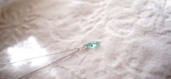 ラフォルム ガラスジュエリー ガラスアクセサリー Pure dream MINI ～ 草原の微風 ～ 『Pure dream ～ 草原の風 ～』を小ぶりサイズで再現した、世界にひとつのオリジナル五面体ペンダント。爽やかな草原のようなグラスグリーンを…