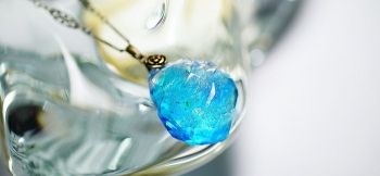 ラフォルム ガラスジュエリー ガラスアクセサリー 水の誕生 ～ 澄やかな水結晶 ～ 『水の誕生』シリーズの美しい煌きと透明感のある色彩。表面に施したランダムなカットとブルー系の濃淡、そして内部の煌きが陽光に照らされて美しく煌きます。暗闇では神秘的な…