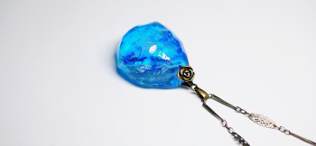 水の誕生 ～ 澄やかな水結晶 ～ 氷の欠片のようなランダムなカット。 ラフォルム ガラスジュエリー ガラスアクセサリー