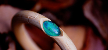 Wood holy ability ～ Chronicle ～ 中央にグリーンのオリジナルガラスルースを制作し設置しました。 ラフォルム ガラスジュエリー ガラスアクセサリー