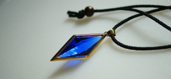Collaborate Dreamblue コバルトブルーの八面体の周囲を金属枠でスタイリッシュに囲みました。 ラフォルム ガラスジュエリー ガラスアクセサリー