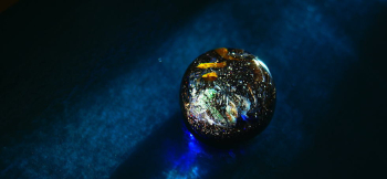 銀河の珠玉 ～ Big Bang ～ 光を透過しますと一層神秘的に煌きます。 ラフォルム ガラスジュエリー ガラスアクセサリー