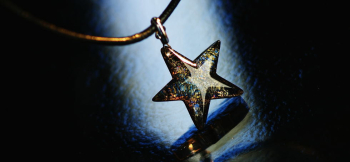 煌くBLACK STAR シャープで美しい星のペンダント。 ラフォルム ガラスジュエリー ガラスアクセサリー