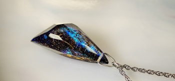 ラフォルム ガラスジュエリー ガラスアクセサリー Polyhedral shine galaxy ～ 神秘なる光 ～ 美しく神秘的なブルー、パープル、ゴールドなどの様々な表情がホログラムのように内部に投影されるように煌く美しいアイスロックペンダント…