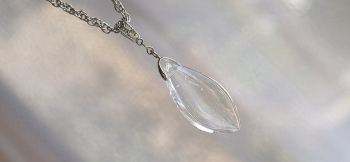 Transparence Aurora 一見すると無色透明なイメージ。 ラフォルム ガラスジュエリー ガラスアクセサリー